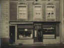Caf et boucherie Dstre (Place du March) Photo du caf de "l'hotel de ville" et de la boucherie Dstre. La photo date de 1926