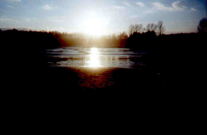 Coucher de soleil sur le lac vide.